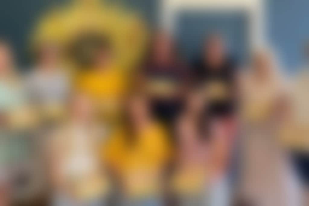 Champagne Gumboots cupcake decorating class participants