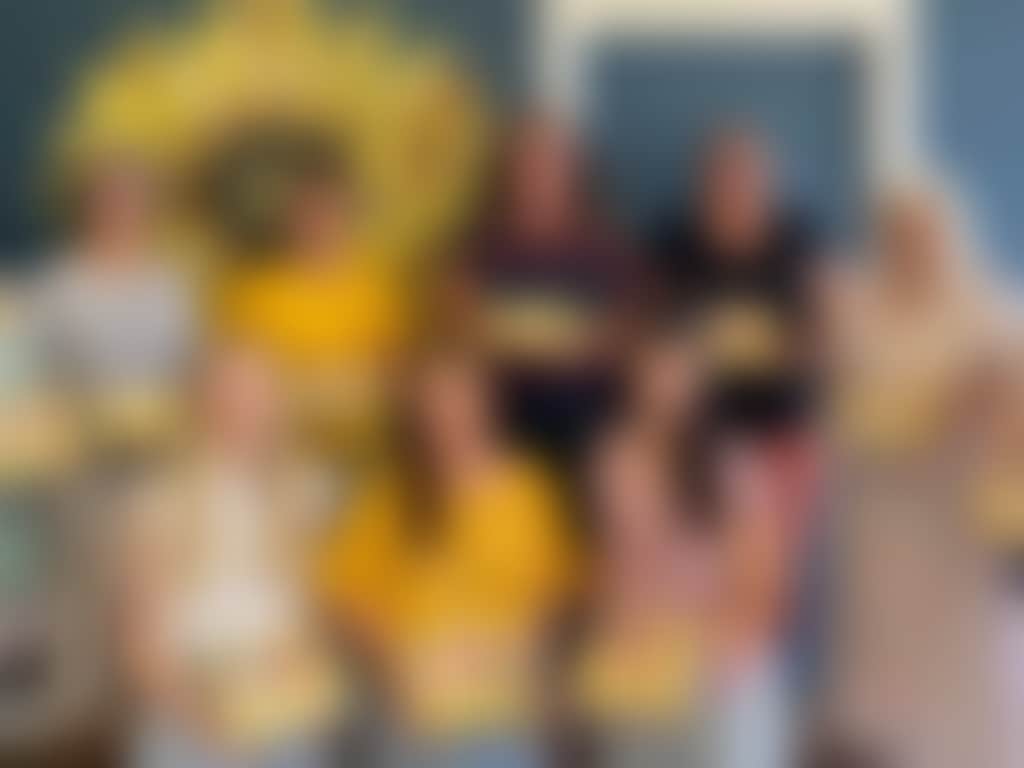 Champagne Gumboots cupcake decorating class participants