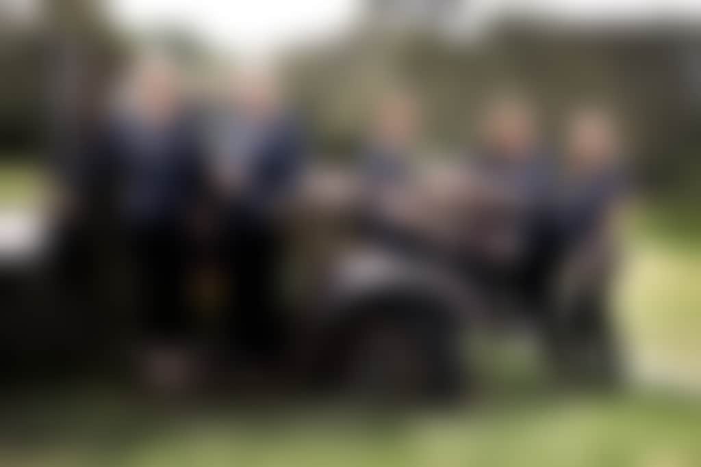 Visitor Centre Staff in vines 3 1473x1044